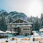 Chalet Queen فندق كنازاي